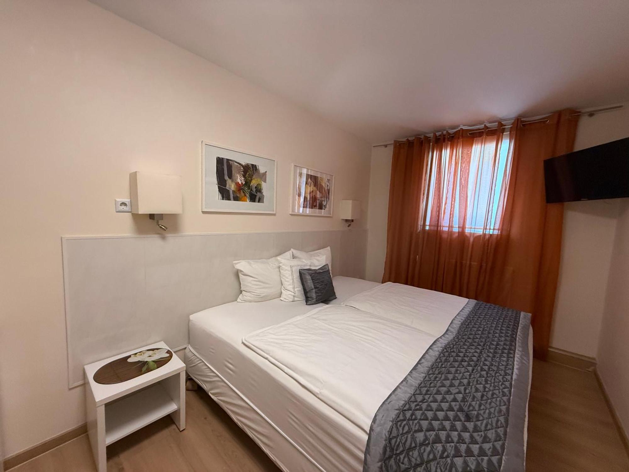 Pensionlien Hostel *